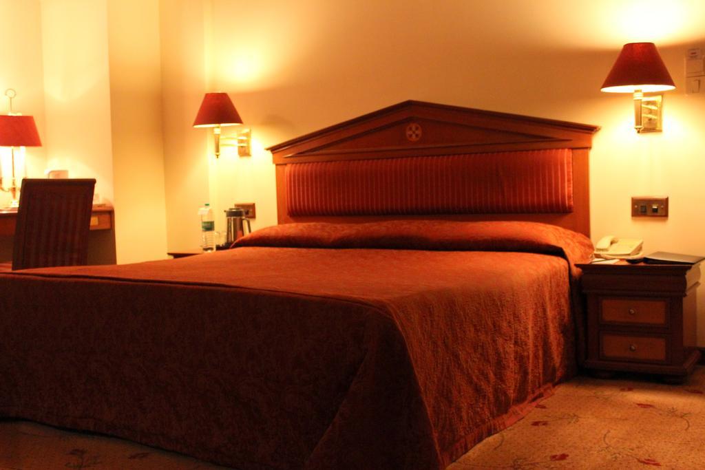 Hotel Sagar Plaza City Centre Pune Room photo